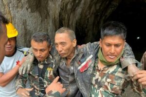 Nepal tunnel rescue revives hopes 10 days after flood